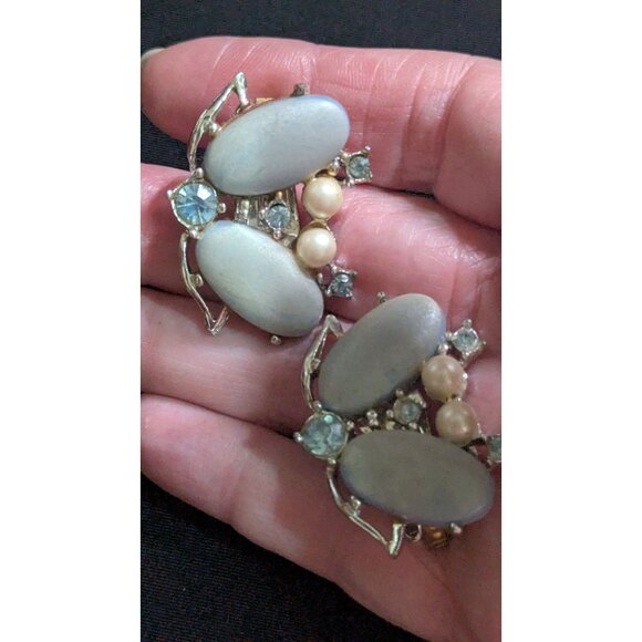 Vintage Clip-On Earrings W/ Blue Oval Cabochons Faux Pearls & Rhinestones On Sil - Picture 3 of 9